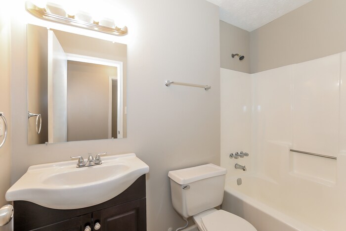 Building Photo - 570 Lakeridge Cir SE