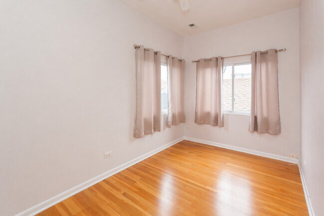 Building Photo - 2204 N Clybourn Ave