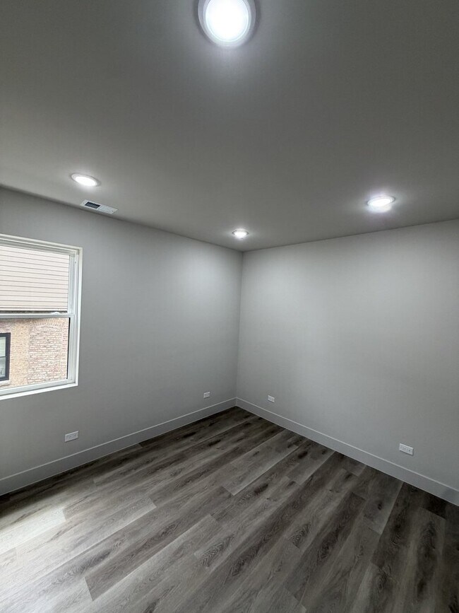 Building Photo - 6603 S Langley Ave