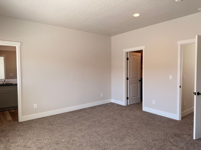 Building Photo - New Townhouse in Post Falls!