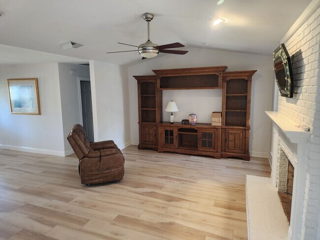 Building Photo - Recently renovated and ready to move in.