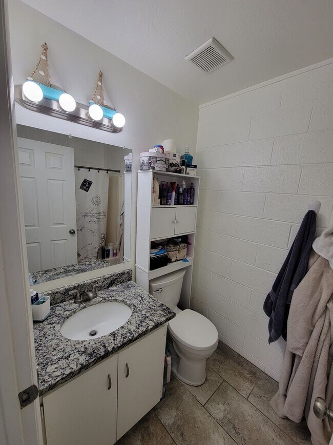 Building Photo - Studio Apartment With Granite Countertops