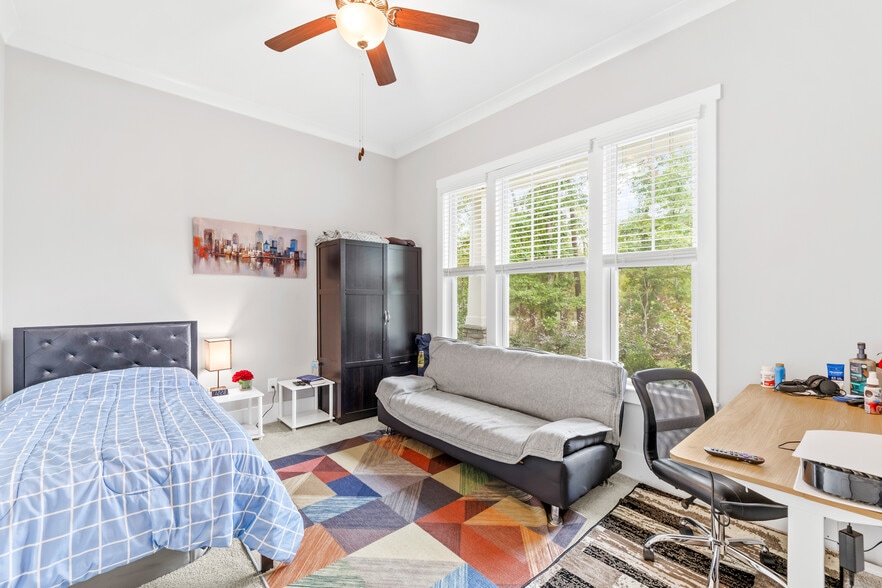 Building Photo - Room in House on Grace Ln