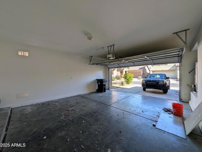 Building Photo - 3848 E Pollack St