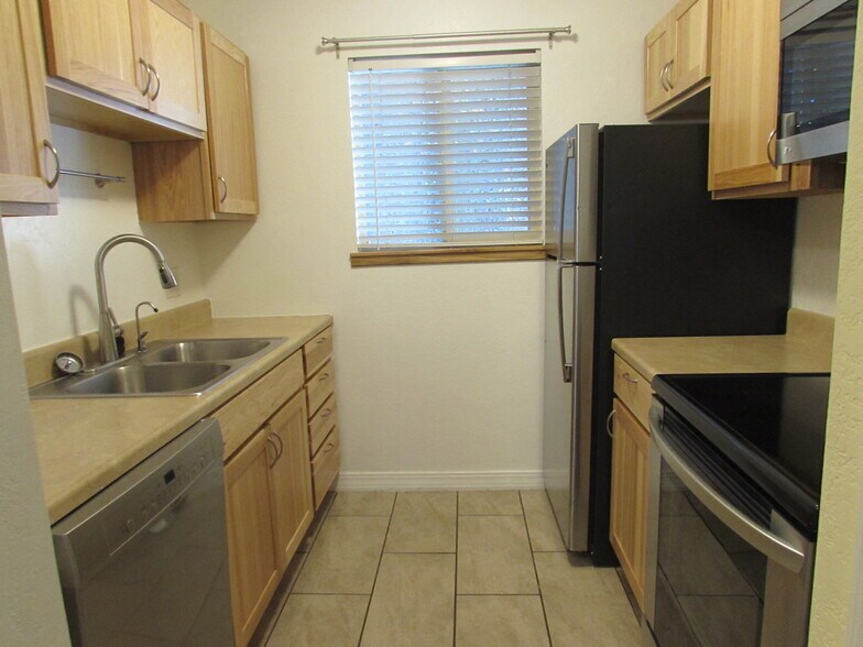 Building Photo - 3150 Lakeside Dr