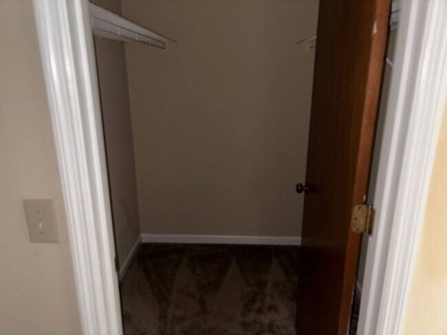 Building Photo - Cedar Chase Duplex Available August!