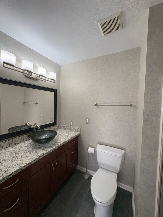 Building Photo - Kirkland Rambler - 3 bedroom 1.75 bath