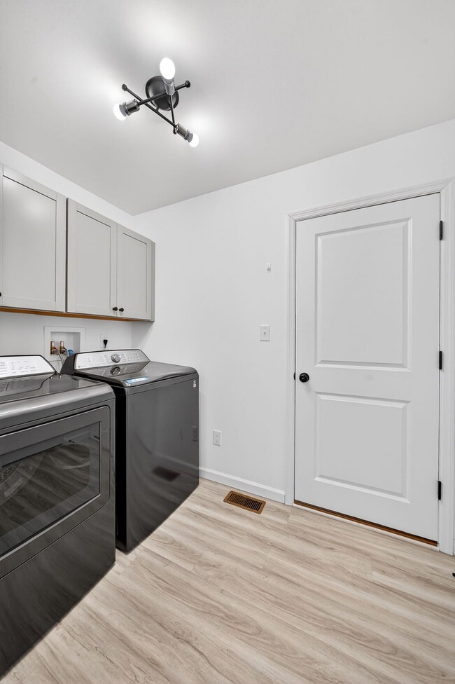 Building Photo - 203 Homestretch Ln