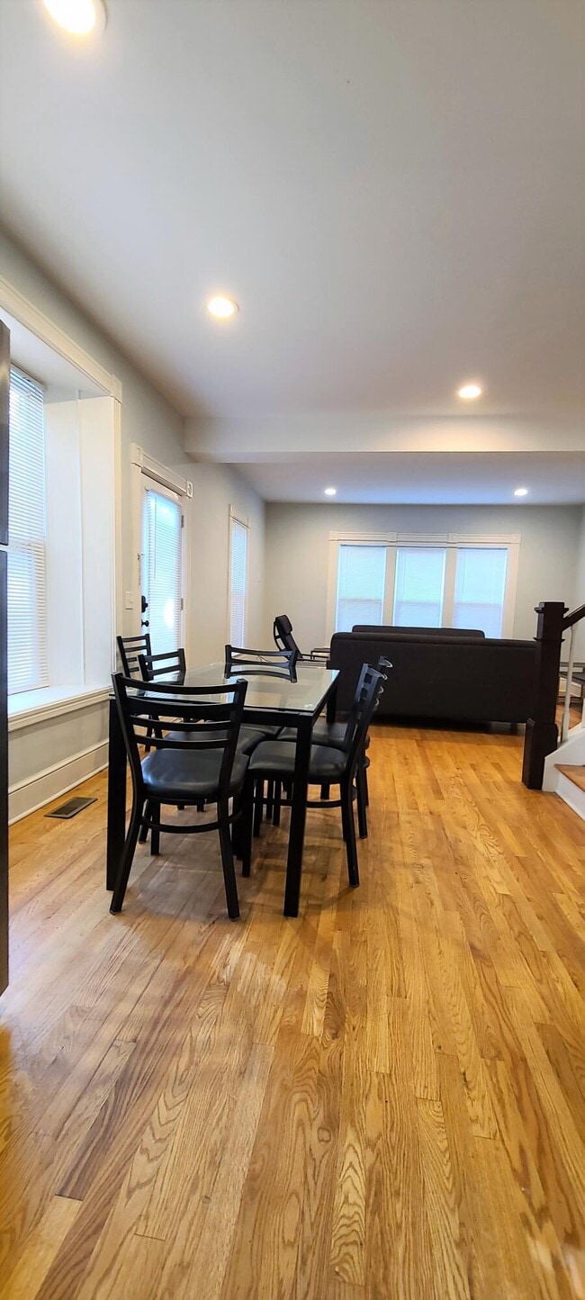 Building Photo - 1208 E University Ave