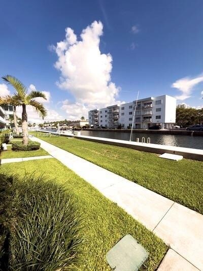 Building Photo - 3923 NE 166th St