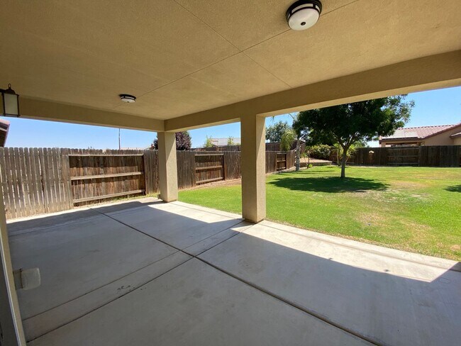 Building Photo - Gorgeous 5 BD 3 BA home available for rent...