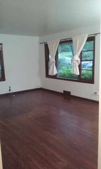 Living room - 174 Ridgeland Ave