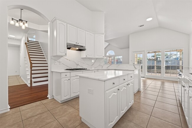 Building Photo - 1015 Longdraw Dr