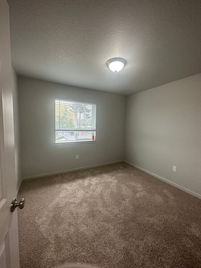 Building Photo - Available now! 3 bedroom ~ 2.5 Bathroom stylish home in Adair Village!