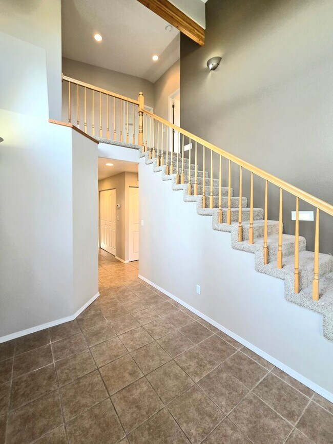 Building Photo - Grandiose Home on 1 Acre -- in East Wenatchee for Rent!!