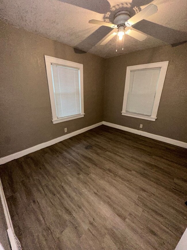 Building Photo - 2 Bedroom 1 Bath