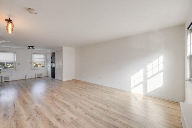 Building Photo - 25 Hastings Ave