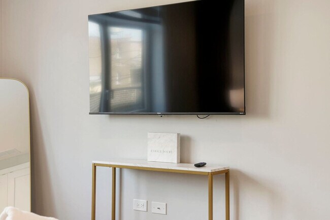 Building Photo - 2344 W Polk St