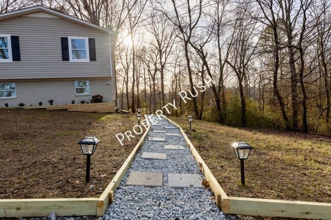 Building Photo - 2290 Malibu Dr SE