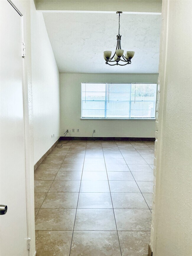 Building Photo - 16719 Maplemont Dr