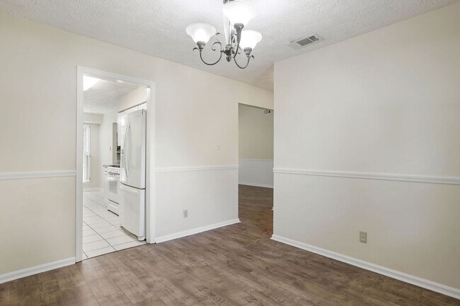 Building Photo - Adorable 3/2 on large corner lot