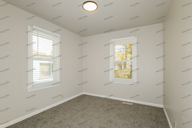Building Photo - 1143 Roxton Dr