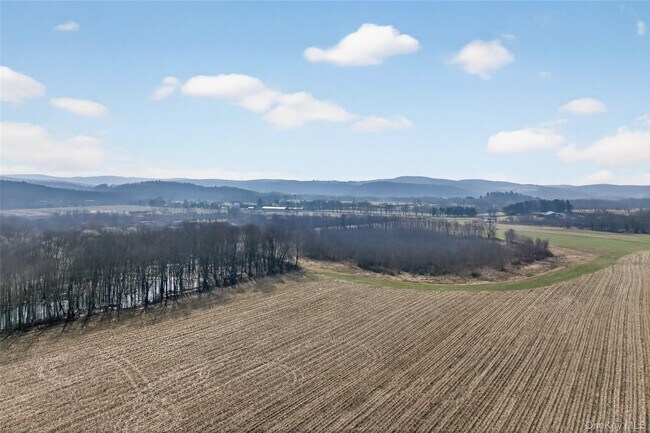 Building Photo - 231 Lake Rd