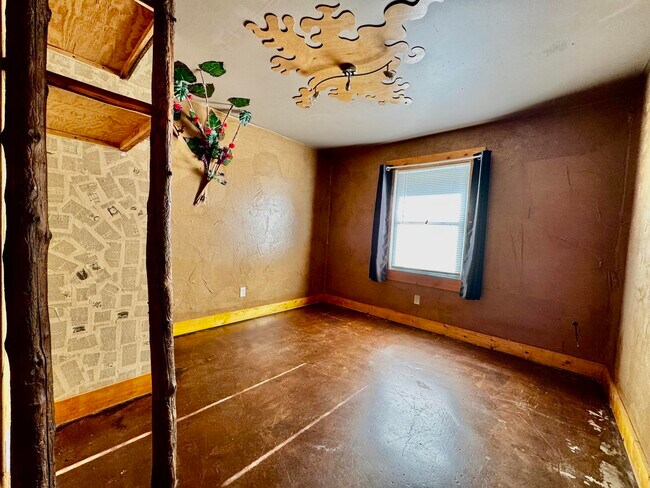 Building Photo - 557 N Limestone