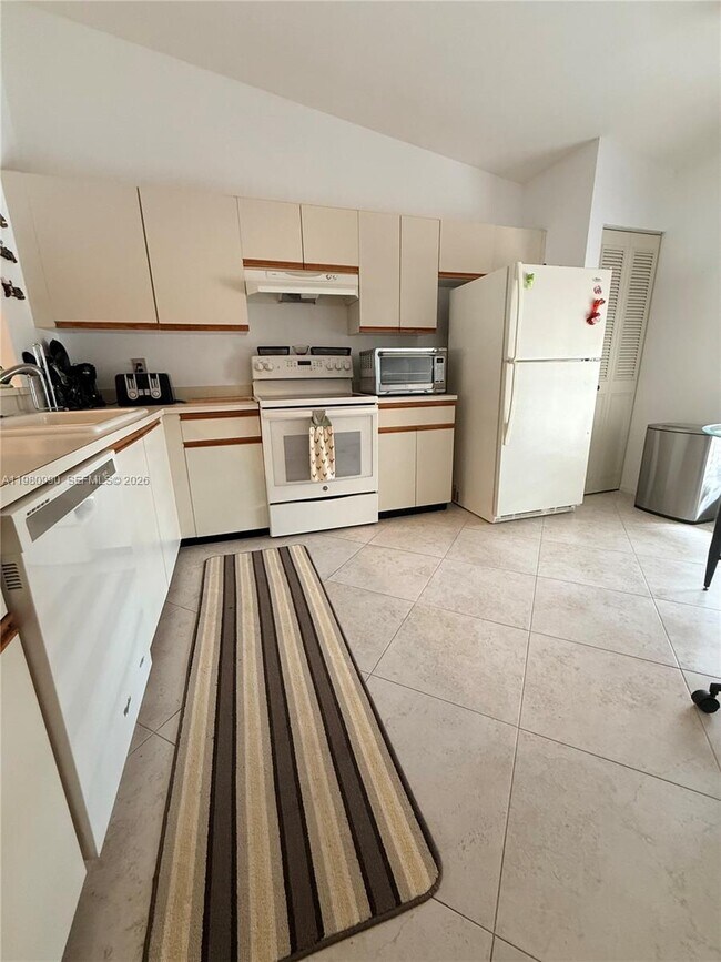 Building Photo - 3310 Perimeter Dr