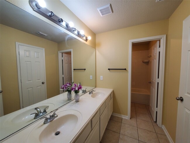 Building Photo - 2502 Suncreek Ln