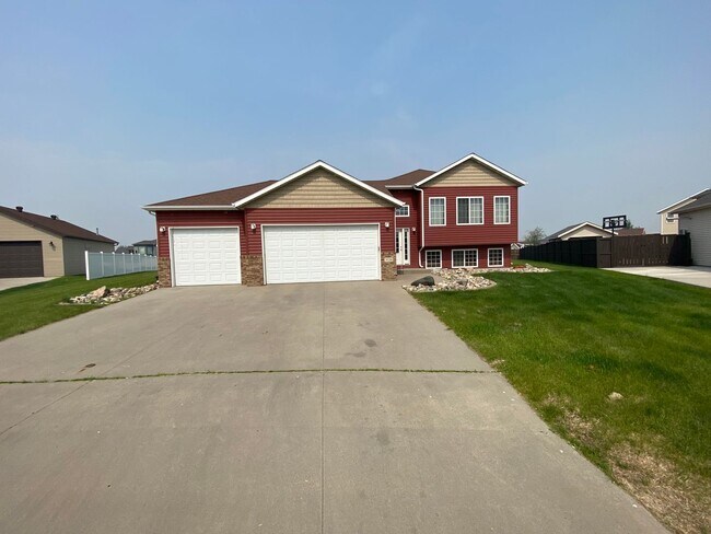 Building Photo - 3 Bedroom 3 Bathroom House
