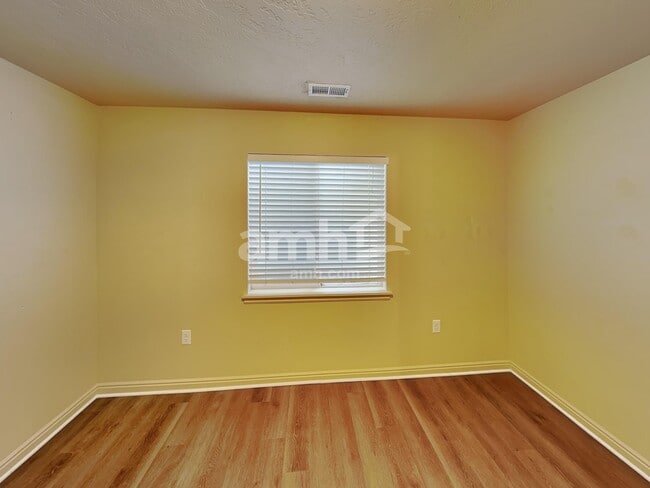 Building Photo - 10766 N Cypress