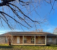 Building Photo - 1917 Pine Tree Dr