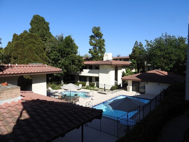 Building Photo - Lovely 2 bed 2bath with Stunning Views