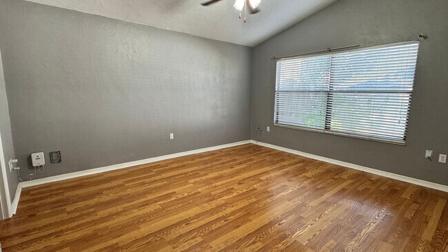 Building Photo - 2122 NE 39th Ave