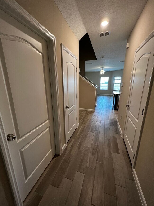 Building Photo - Beautiful 3 Bed 2.5 Bath Townhome with att...
