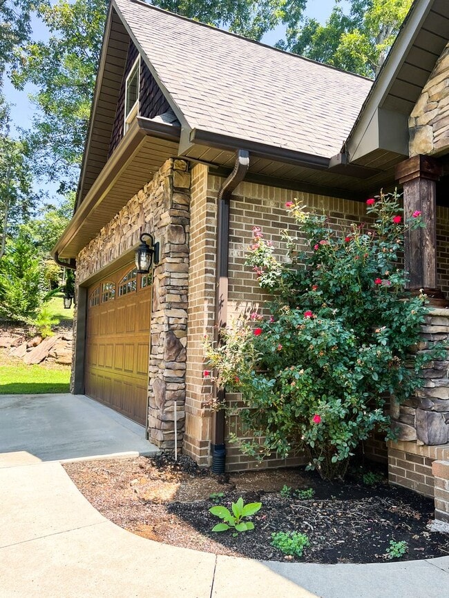 Building Photo - Single Family Home
