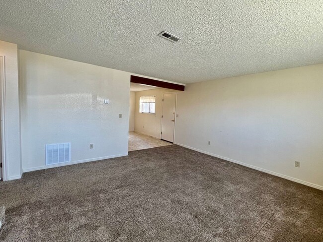 Building Photo - 508 E 7th St