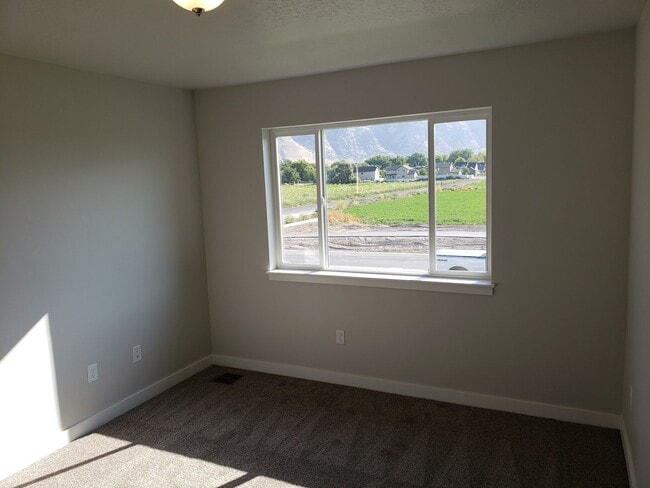 Building Photo - Spacious Springville Townhome