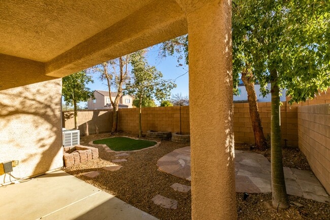Building Photo - Great 3 bedroom house with a large loft an...