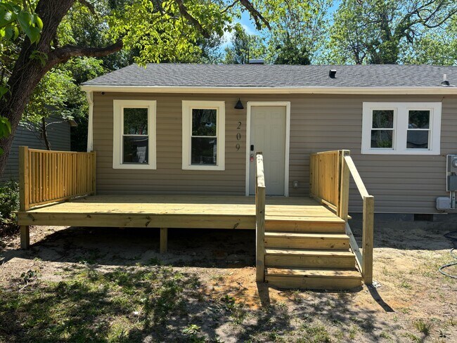 Building Photo - 209 Gertrude St