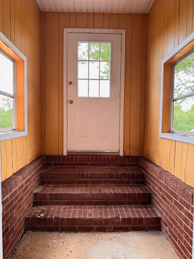 Building Photo - 3 Bed, 1.5 Bath brick home located on Gallimore Town Rd
