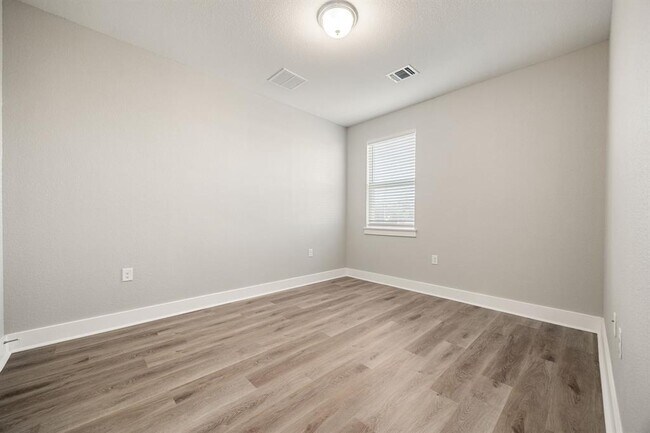 Building Photo - 1501 Roseburg Dr