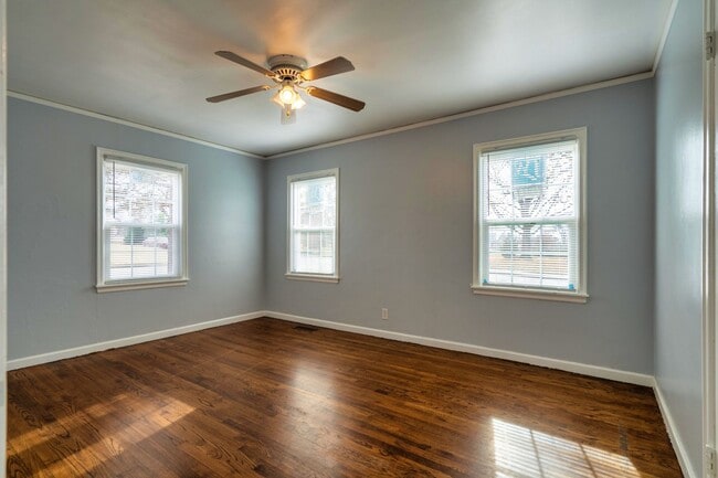 Building Photo - Adorable move in ready bungalow.