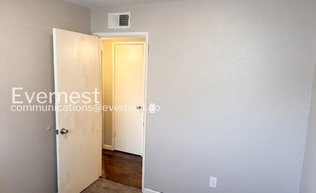 Building Photo - 3-Bed/2-Bath Home/ Pet Friendly/Available Now!