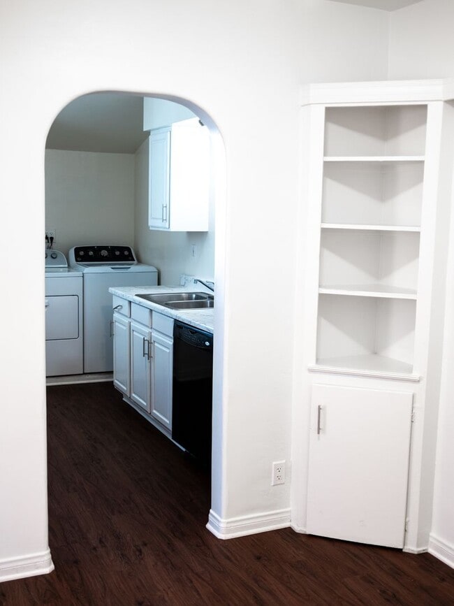 Building Photo - Sherman Oaks 2BD w/ Private Backyard, In-Unit W/D & Parking
