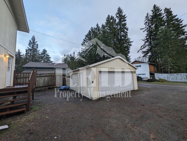 Building Photo - Charming 2-Bedroom Belfair Home