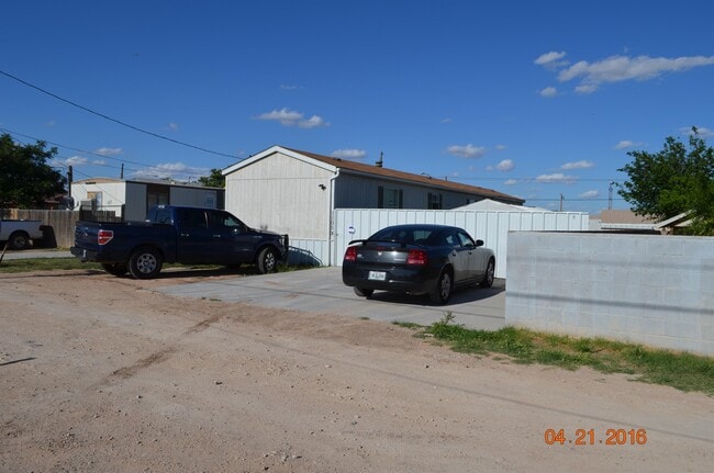 Building Photo - 1105 N Lamesa Rd