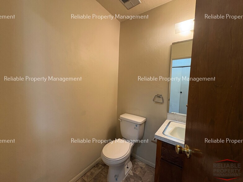 Building Photo - 394 S Saturn Ave