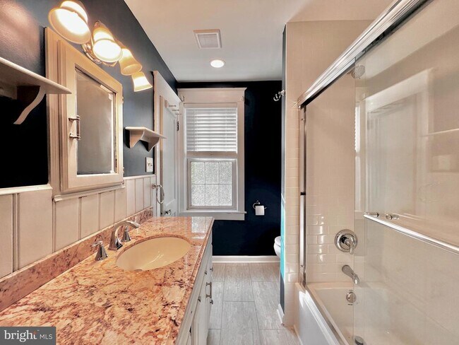 Building Photo - 7041 Harvey Ave